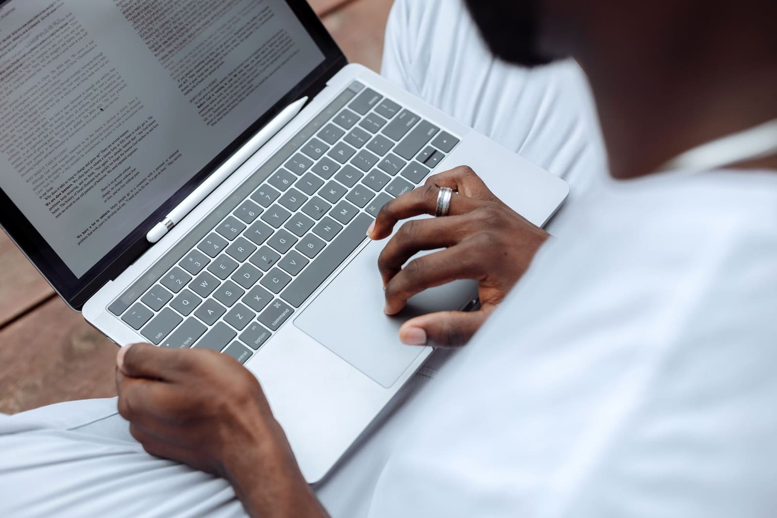 « Je me permets de vous relancer » : Guide complet pour des relances polies et efficaces en 2026